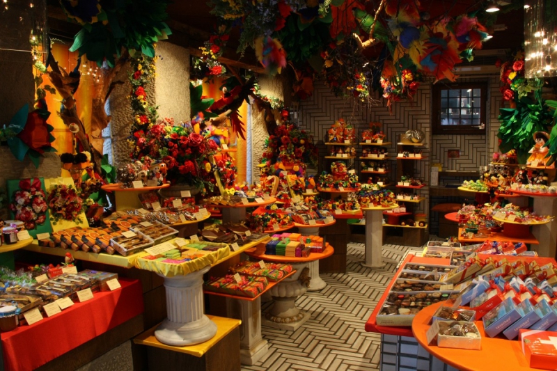 vitrine-ST DALMAS LE SELVAGE-min_candy_store_chocolate_shop_chocolate_switzerland-393515