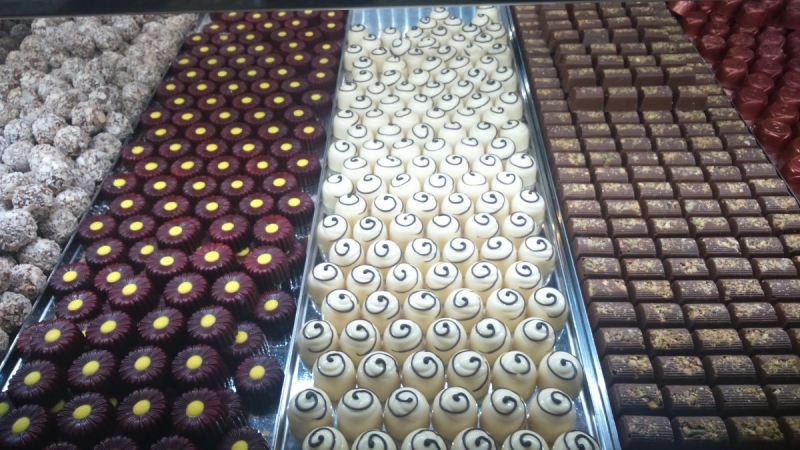 vitrine-ST DALMAS LE SELVAGE-min_chocolates_milk_chocolate_white_chocolate_truffles_candy_food_treat_cacao-1213769