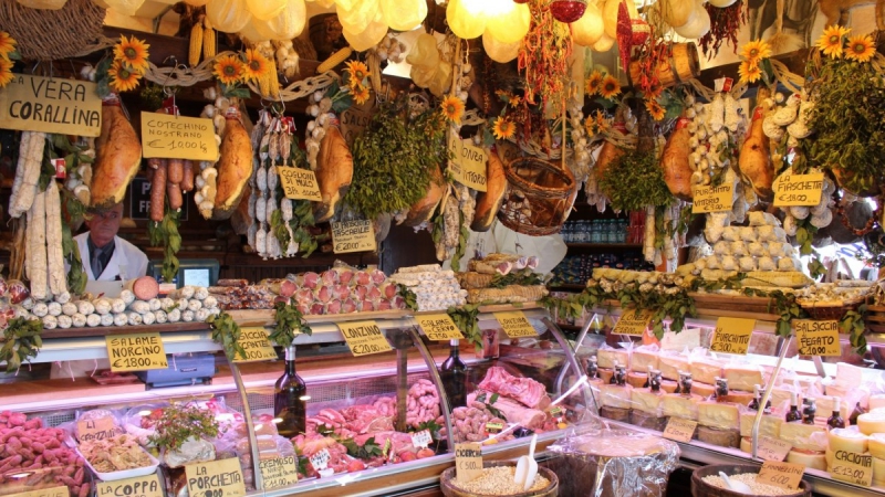 vitrine-ST DALMAS LE SELVAGE-min_norcia_butchery_cold_cuts-342231