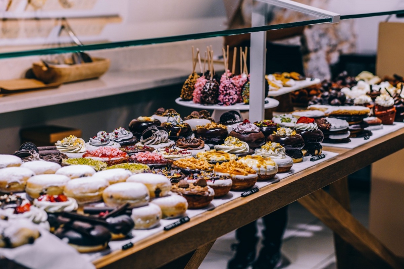 vitrine-ST DALMAS LE SELVAGE-min_shop_dessert_pastry_bakery_counter-184398