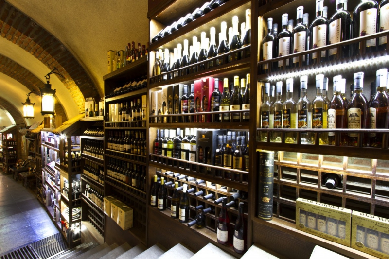 vitrine-ST DALMAS LE SELVAGE-min_world_street_travel_shop_canon_georgia_wine_bottles-429767